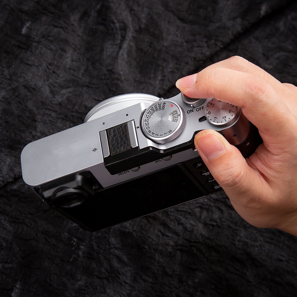 X100VI Migliora l'impugnatura  - Fujifilm Camera X100Vi recensione e prezzo